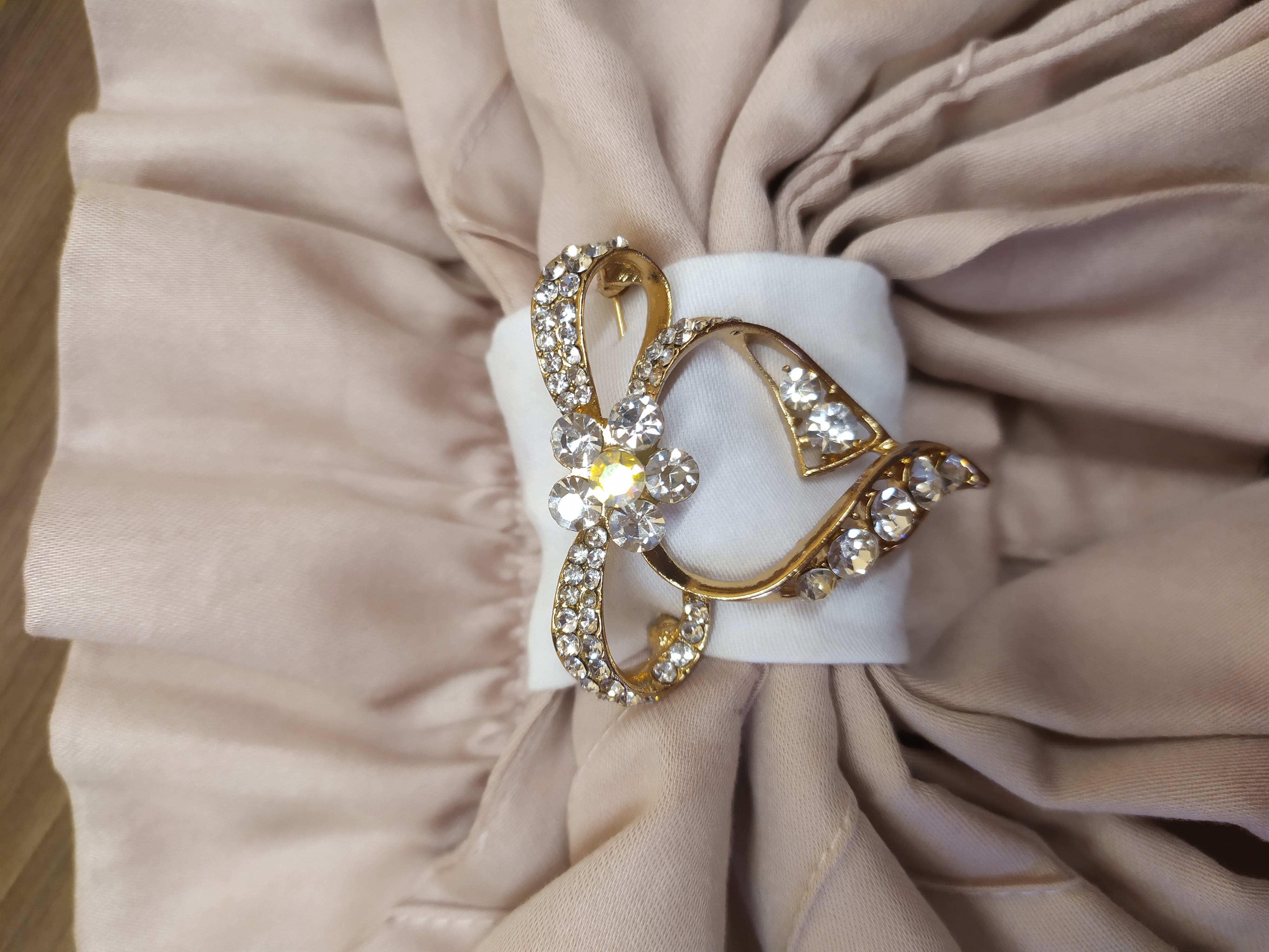 Фотография покупателя товара Брошь «Бантик» неженка, цвет белый в золоте - Фото 2