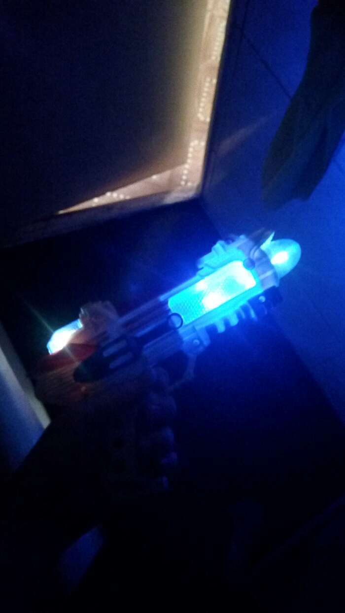 Фотография покупателя товара Пистолет «Космо», световые и звуковые эффекты, работает от батареек, цвета МИКС - Фото 2