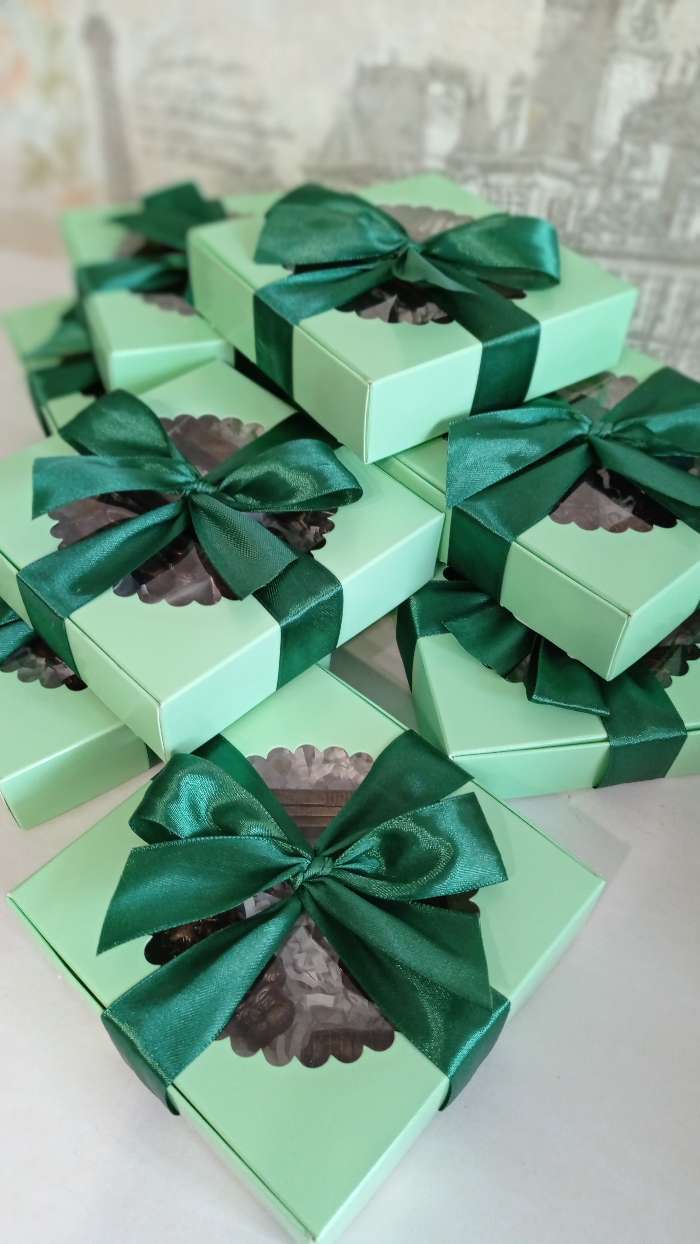 Фотография покупателя товара Подарочная коробка сборная с окном, зелёный, 11,5 х 11,5 х 3 см - Фото 28