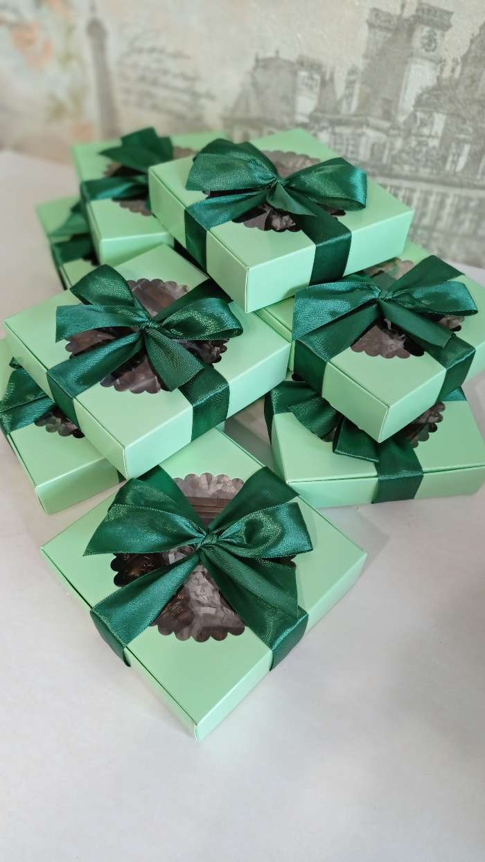 Фотография покупателя товара Подарочная коробка сборная с окном, зелёный, 11,5 х 11,5 х 3 см - Фото 27