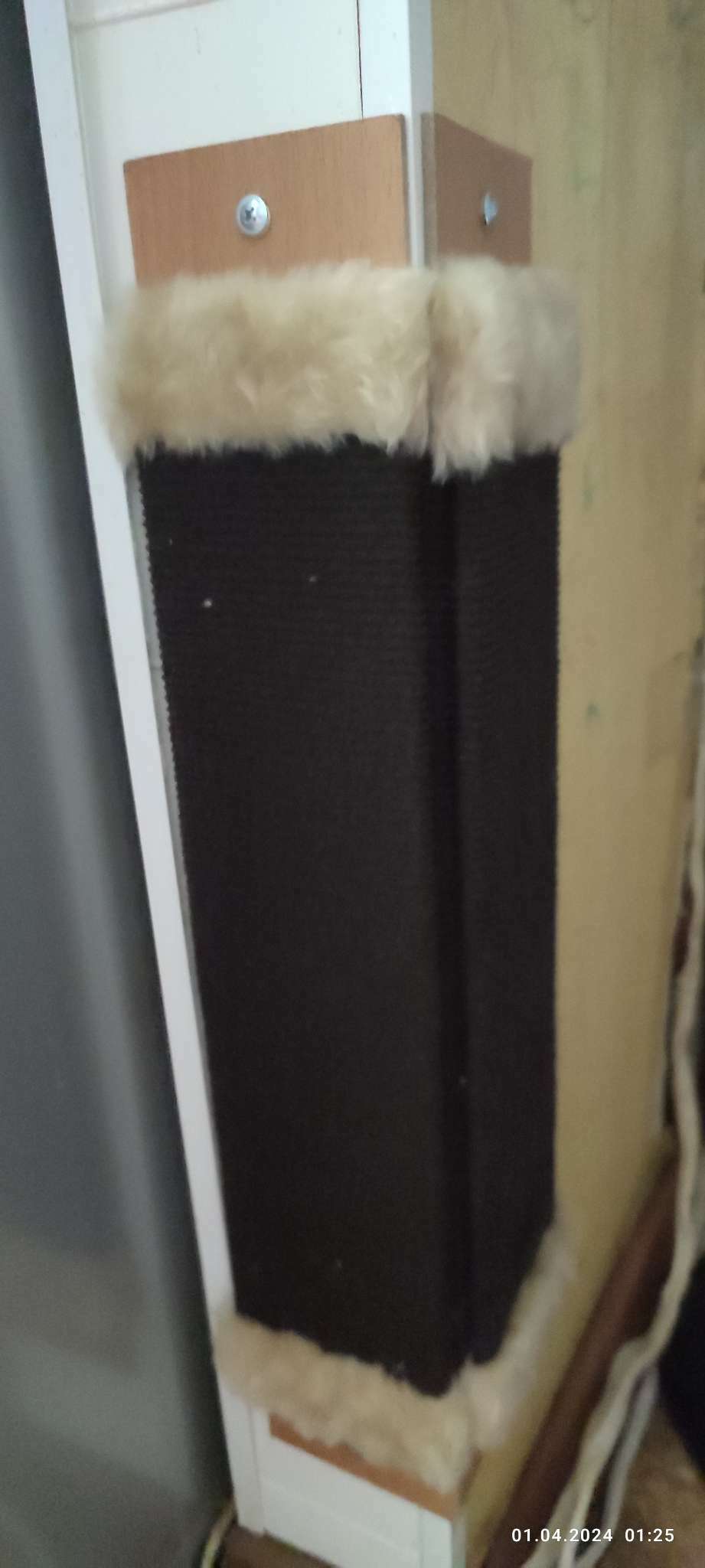 Фотография покупателя товара Когтеточка "Пижон" ковролиновая угловая, малая, 50 x 18 х 1,5 см, чёрная