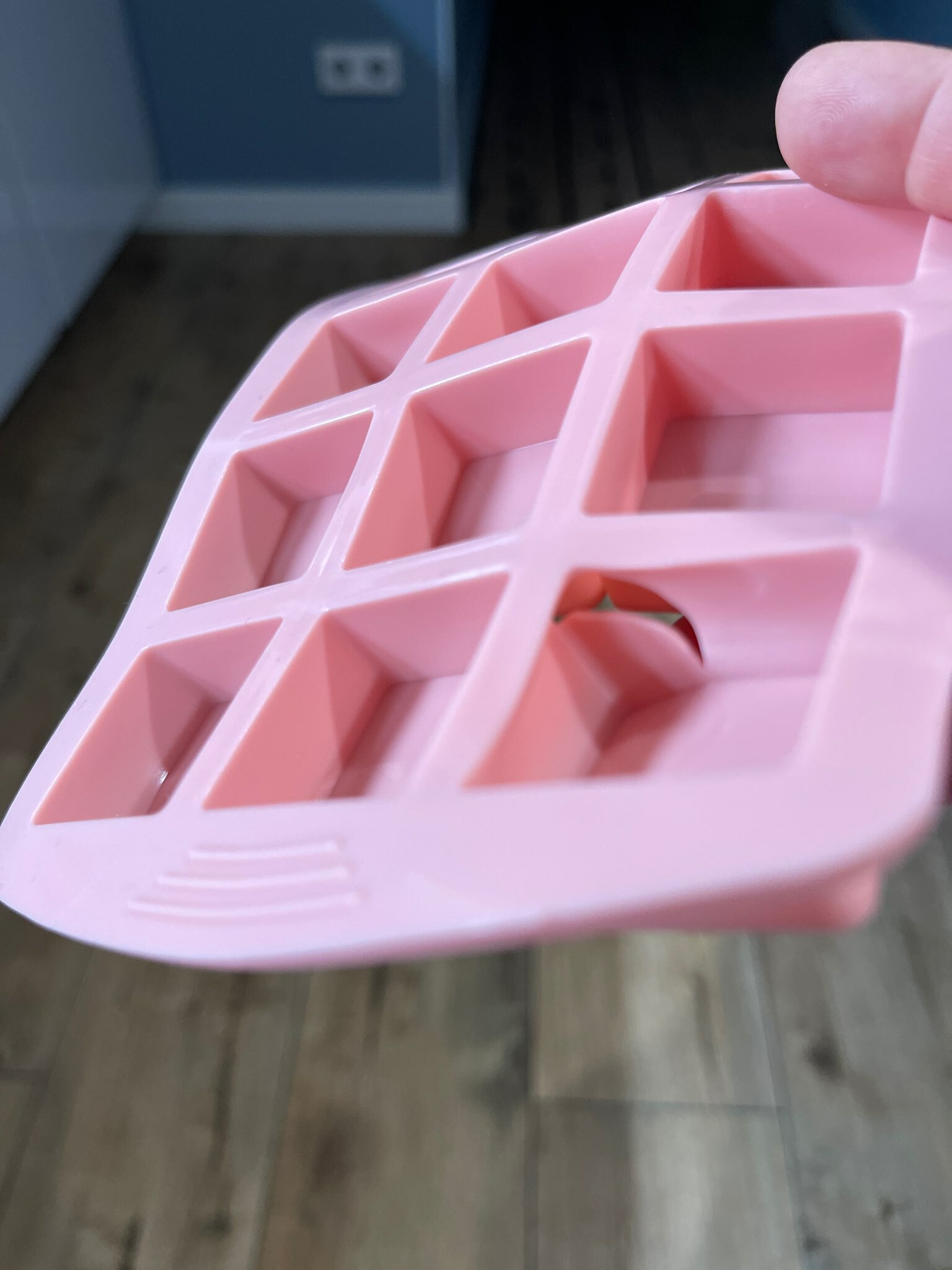Фотография покупателя товара Форма для льда Доляна «Кьюб», силикон, 20×11,5×1,5 см, 15 ячеек, цвет розовый - Фото 10