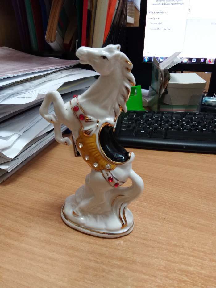 Фотография покупателя товара Сувенир керамика "Конь на дыбах" белый с золотом,  16х9х4,8 см - Фото 1