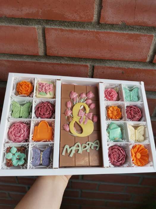 Фотография покупателя товара Коробка по 8 + 8 конфет + шоколад, с окном, белая 30 х 19,5 х 3 см