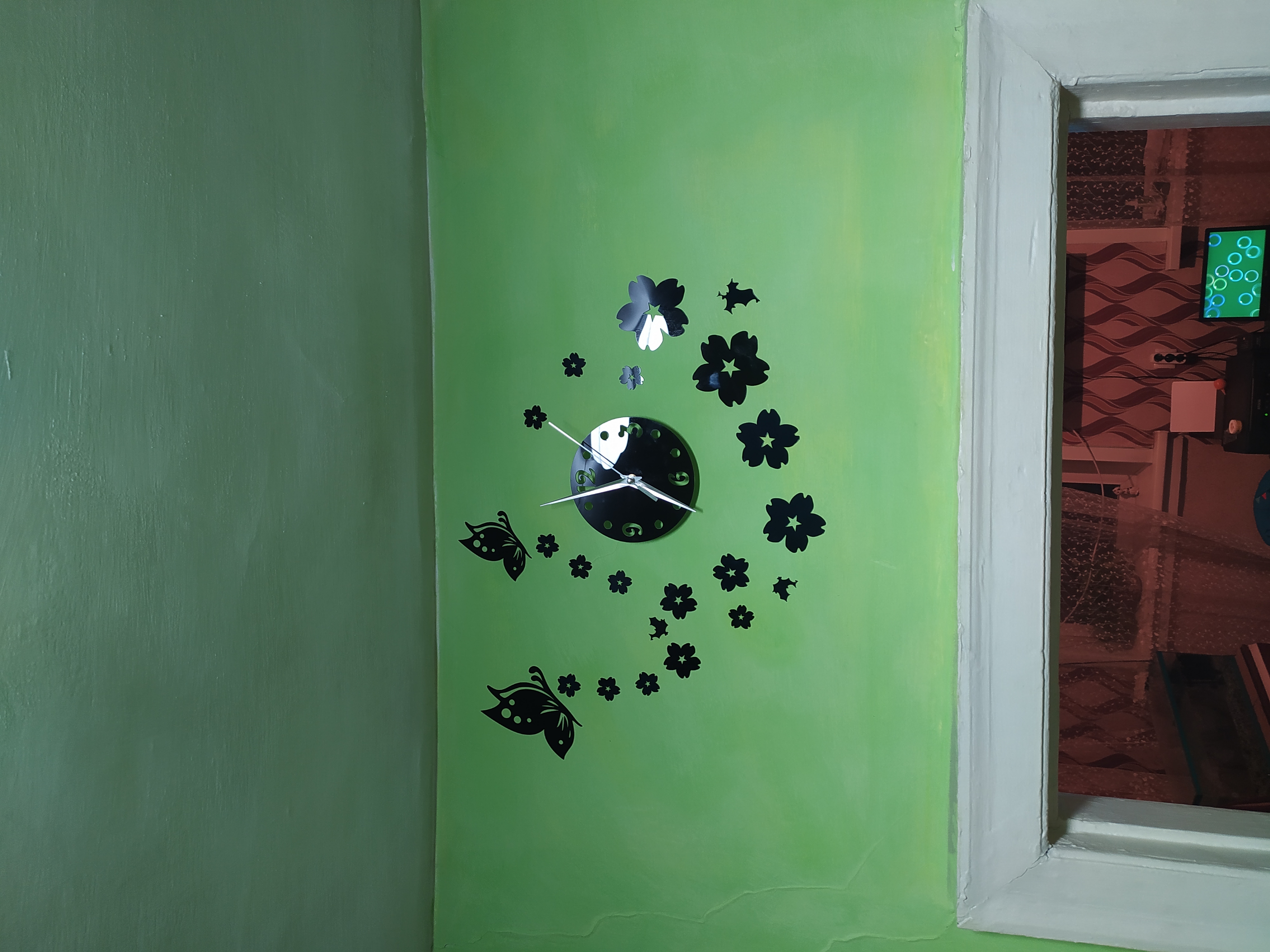 Фотография покупателя товара Часы настенные интерьерные, 3d «Цветы и бабочки», плавный ход, наклейка, большие, d=15 см, чёрные - Фото 4