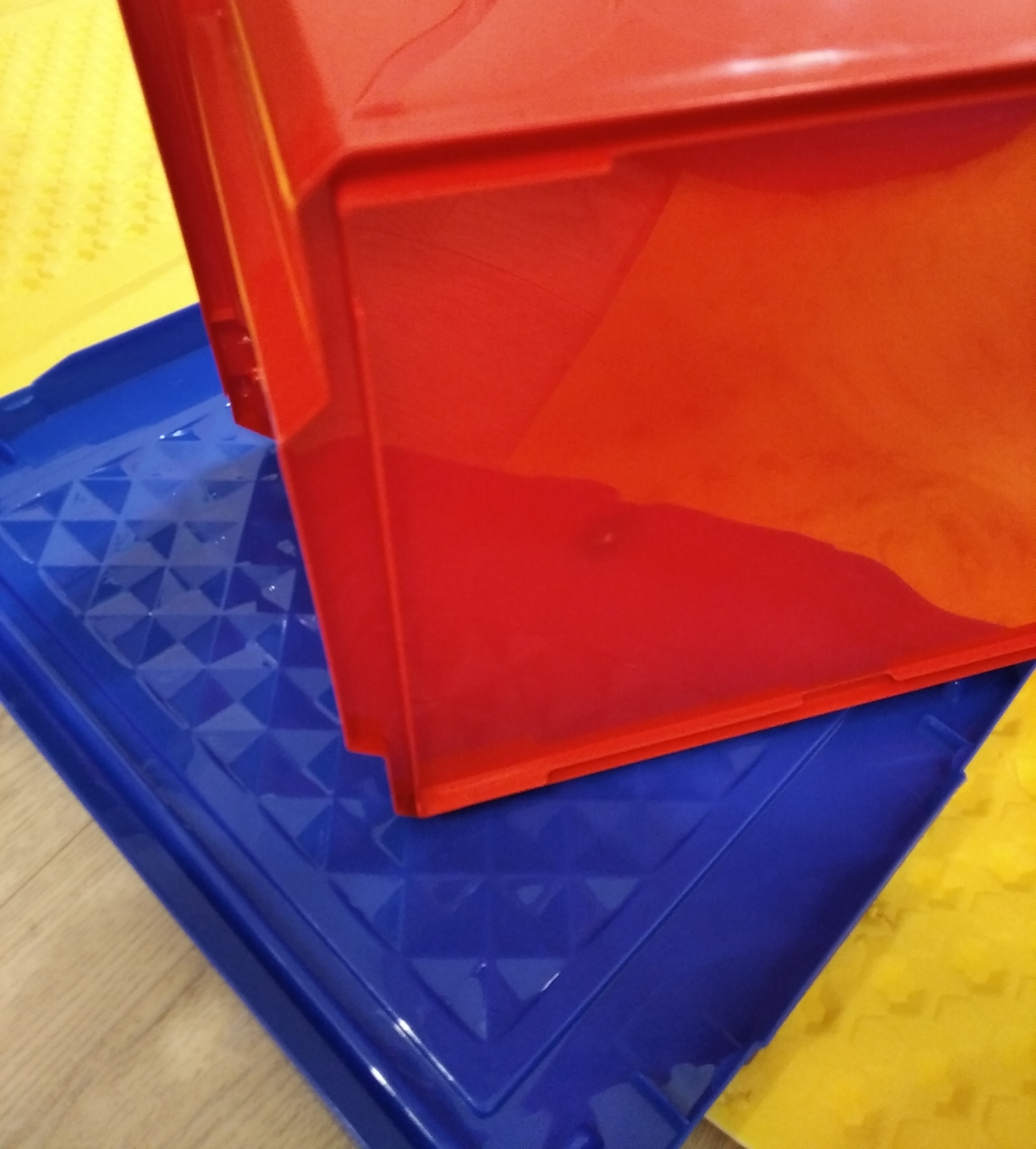 Фотография покупателя товара Ящик для игрушек Little Angel «Лего», 57 л, на колесах с крышкой, цвет красный - Фото 3