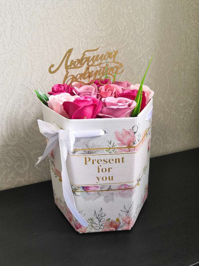 Фотография покупателя товара Переноска для цветов складная шестигранник «Present for you», 17 х 14,8 х 19,5 см - Фото 3