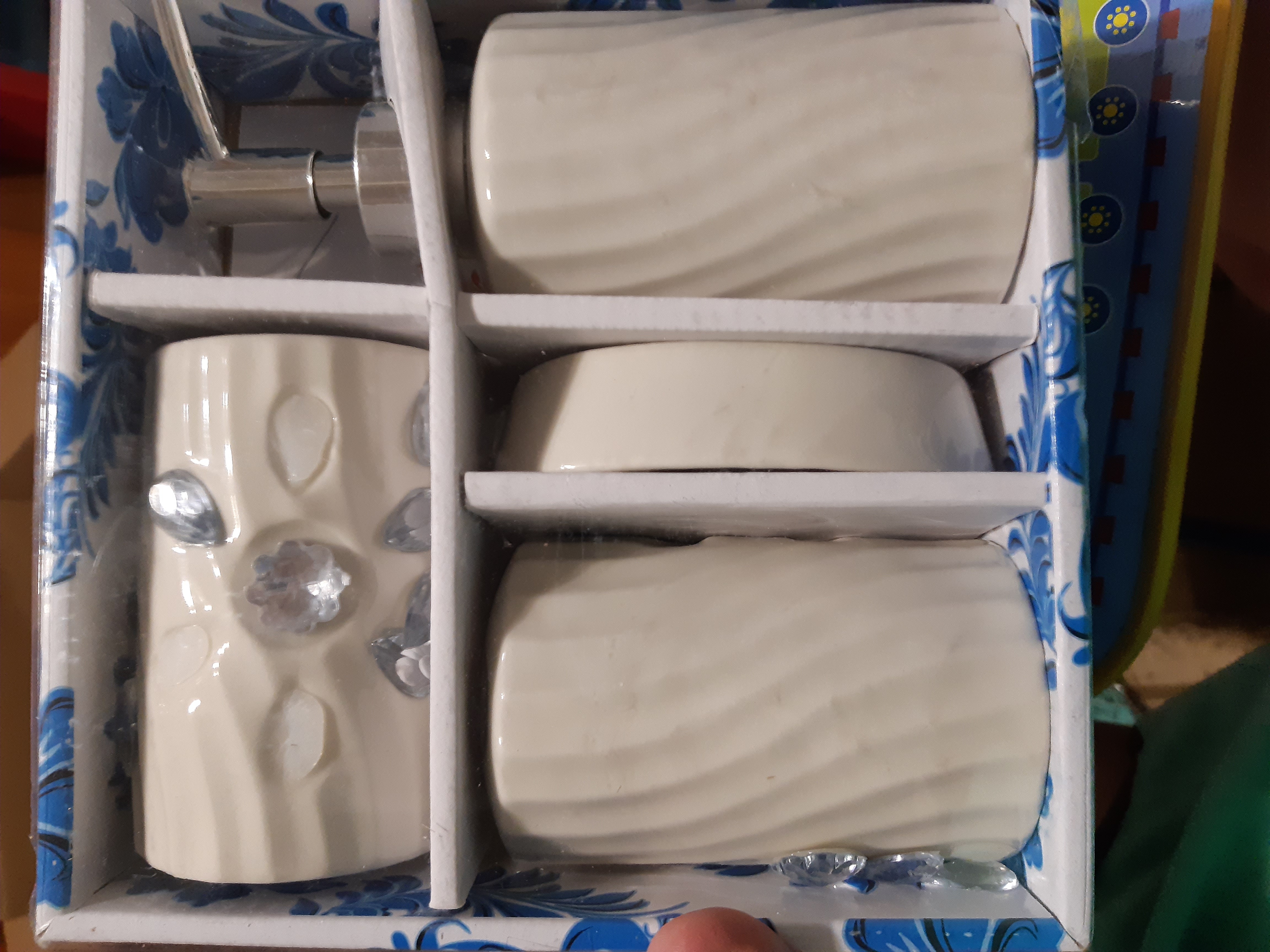 Фотография покупателя товара Набор аксессуаров для ванной комнаты Доляна «Дерево», 4 предмета (дозатор 300 мл, мыльница, 2 стакана), цвет белый