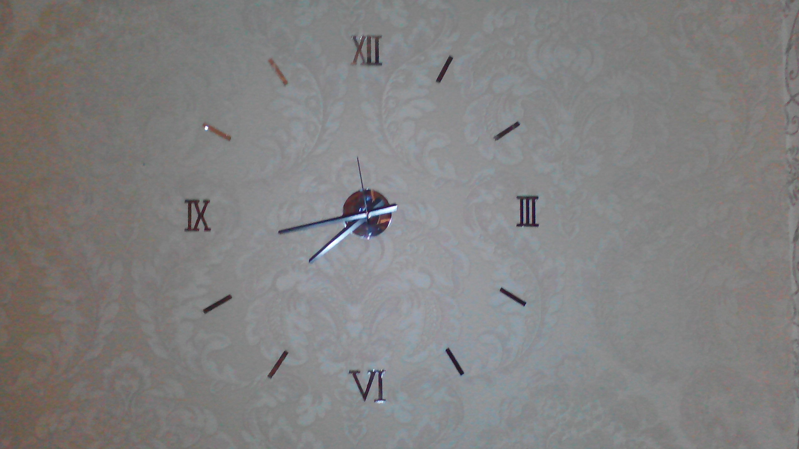 Фотография покупателя товара Часы-наклейка "Давис", плавный ход, d-45 см, сек. стрелка 12 см, серебро - Фото 3