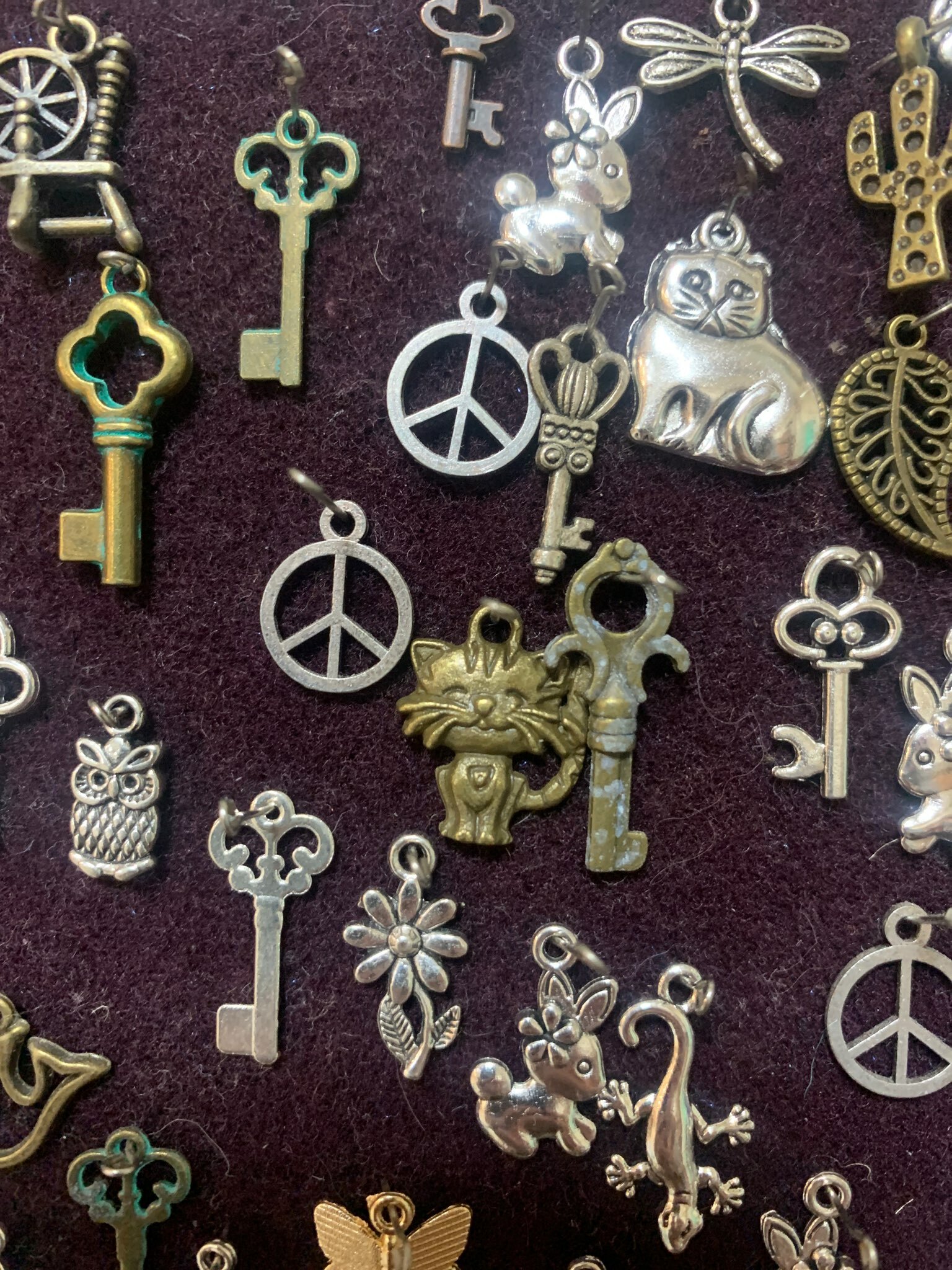 Фотография покупателя товара Декор для творчества металл "Котёночек" бронза 1,8х1,8 см - Фото 1