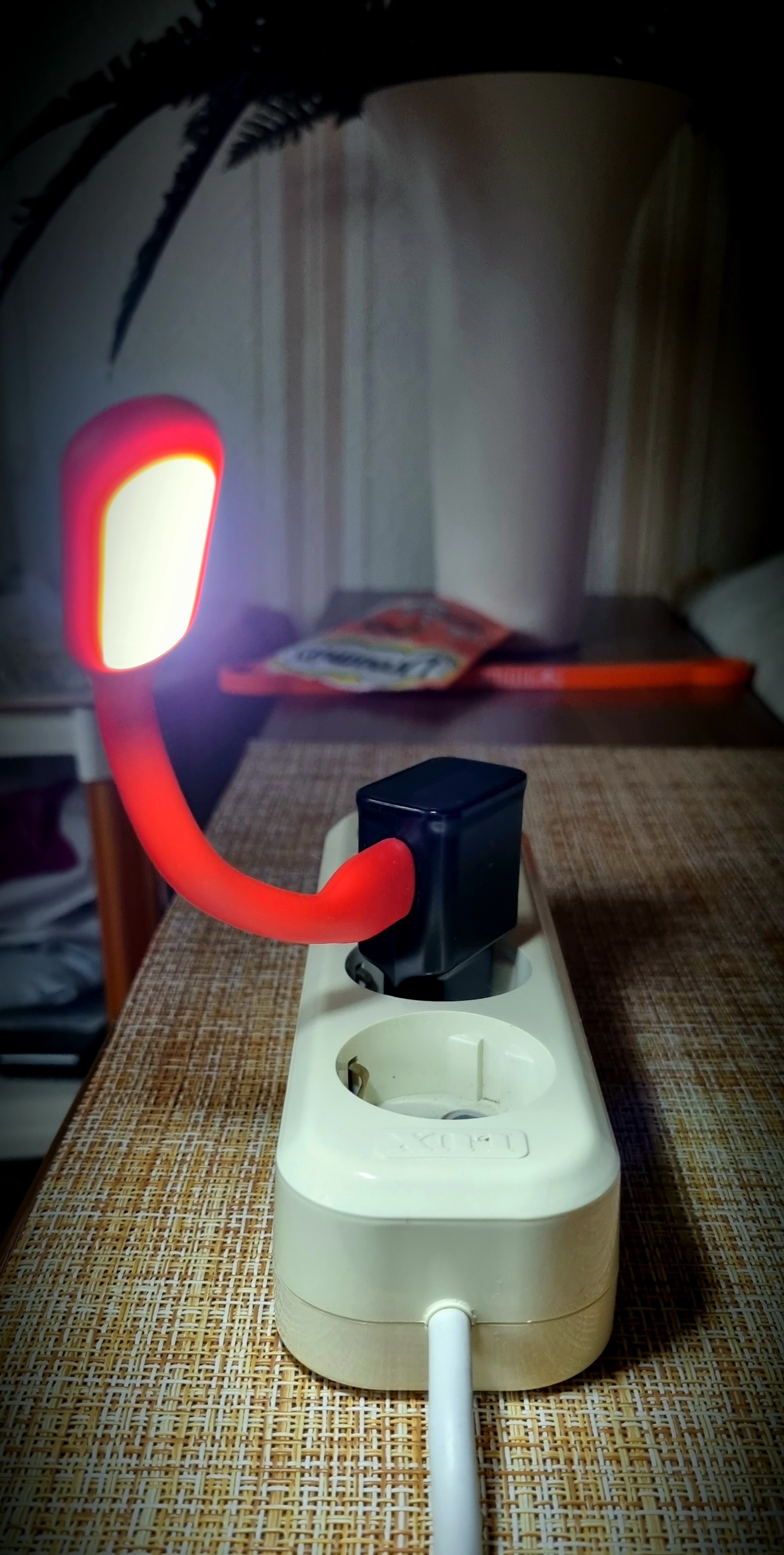 Фотография покупателя товара Светильник светодиодный LuazON A-05, USB, гибкий, 5 ватт, 6 диодов, белый - Фото 2