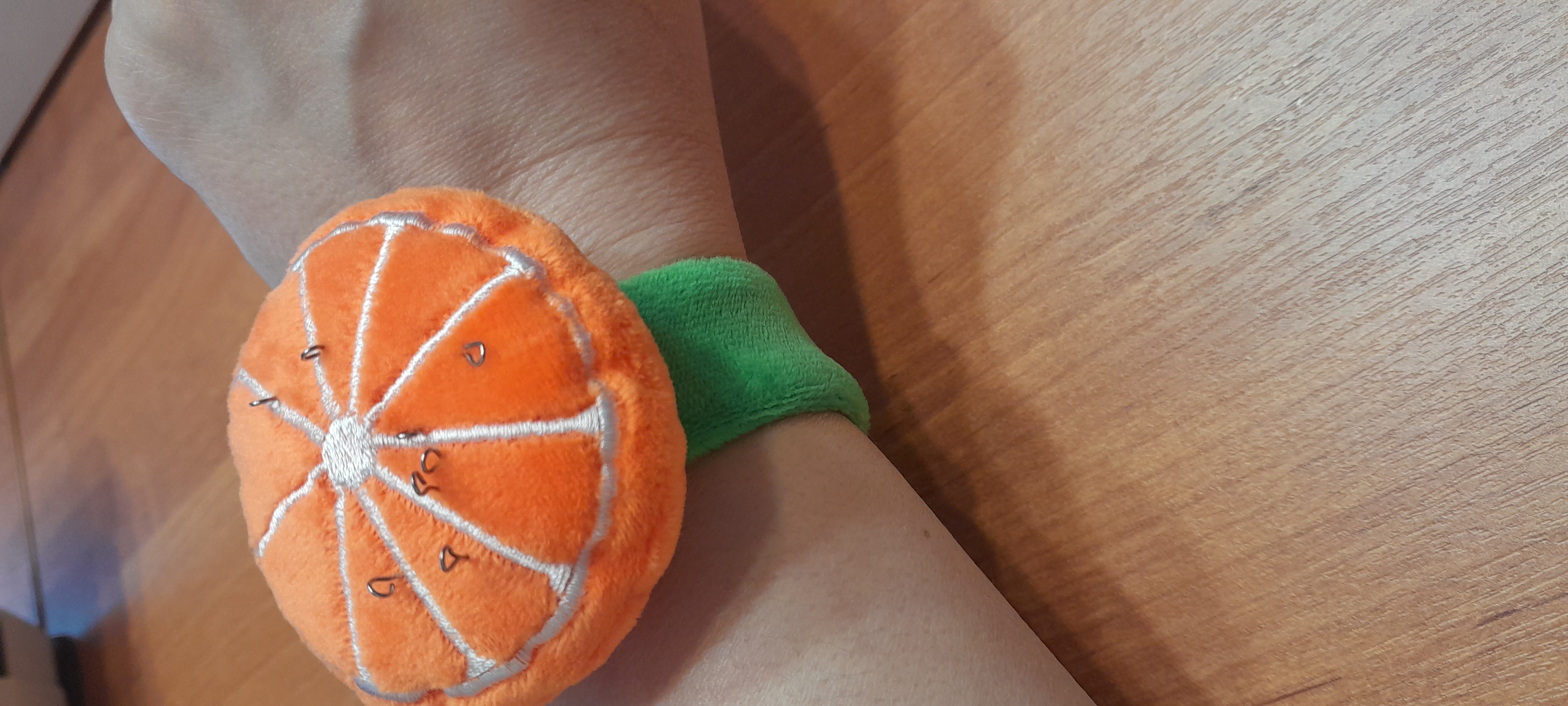 Фотография покупателя товара Игольница на браслете «Апельсин», 23 × 7 см, цвет зелёный - Фото 1