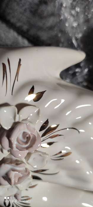 Фотография покупателя товара Ваза керамическая "Лебедь", настольная, золотой декор, лепка, белая, 19 см - Фото 12