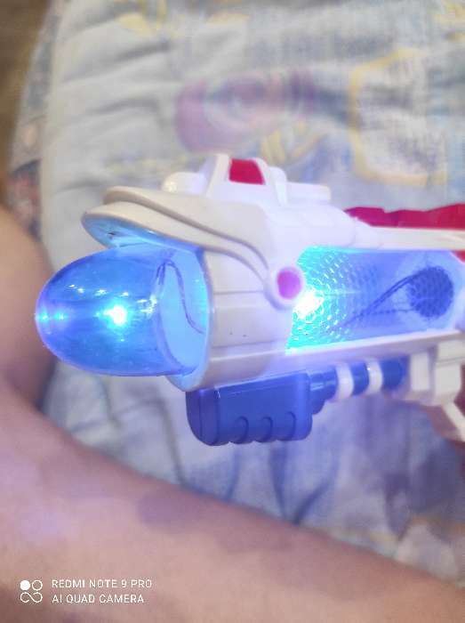 Фотография покупателя товара Пистолет «Космо», световые и звуковые эффекты, работает от батареек, цвета МИКС - Фото 6