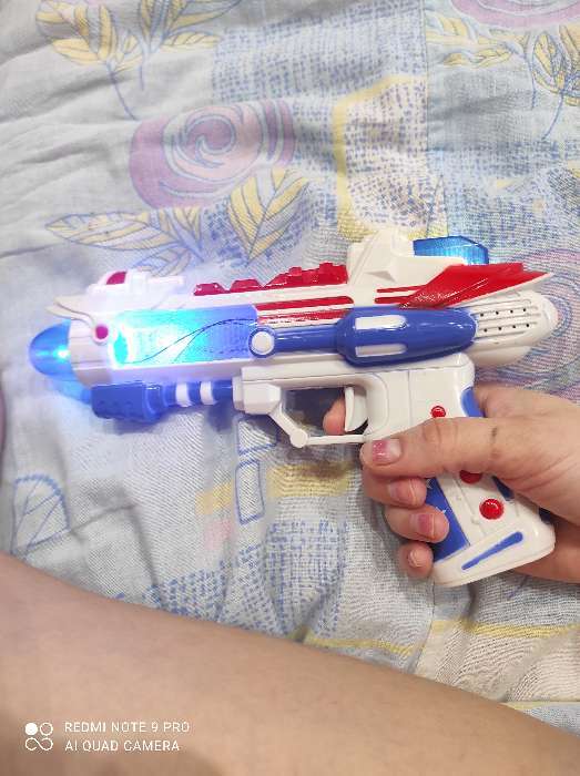 Фотография покупателя товара Пистолет «Космо», световые и звуковые эффекты, работает от батареек, цвета МИКС - Фото 5