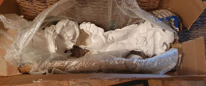 Фотография покупателя товара Фигурное кашпо "Ангел с розами", белый, 1,8 л/ 24х27х70см
