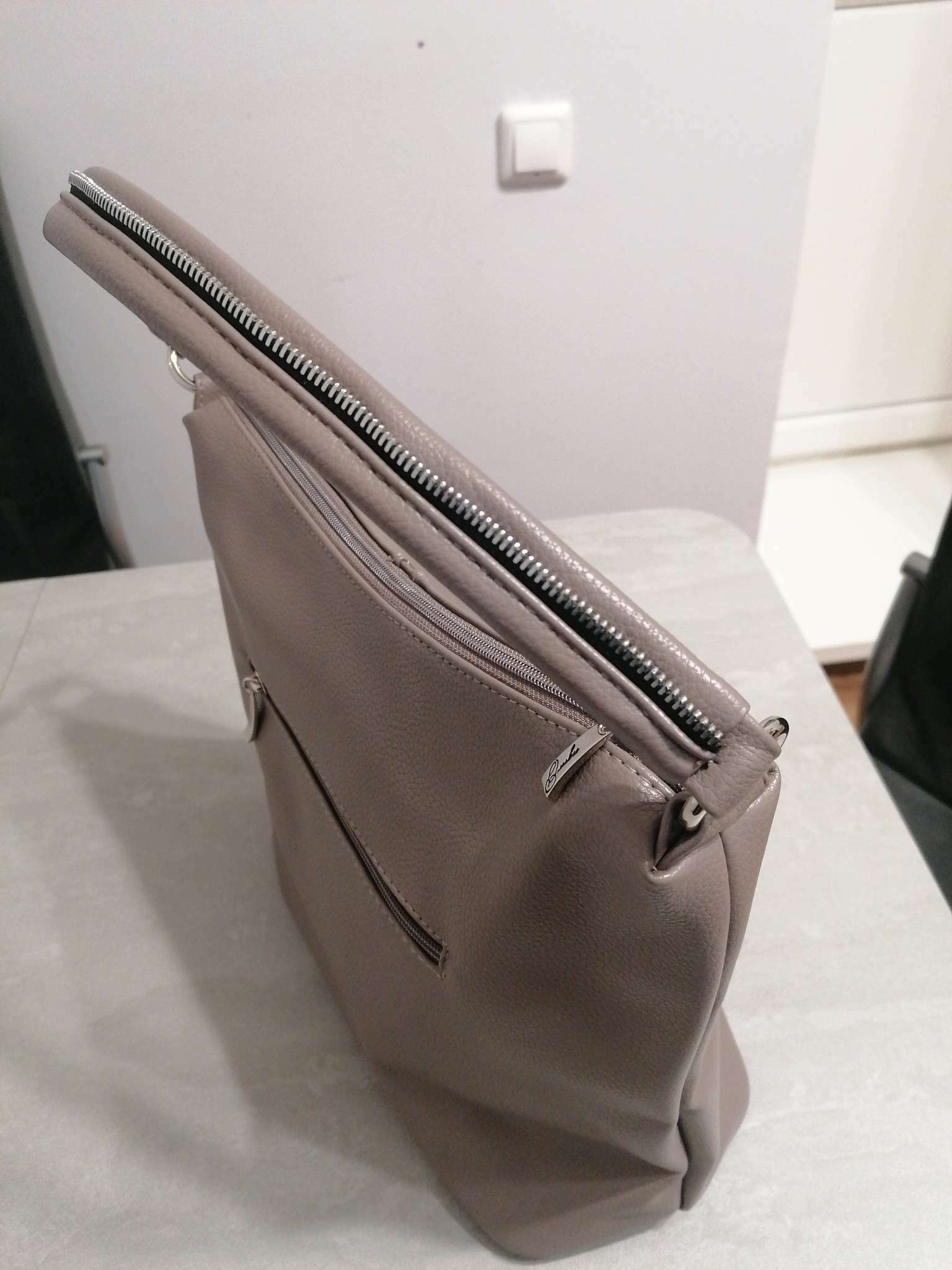 Фотография покупателя товара Сумка-мешок "Оливи" на молнии, наружный карман, цвет коричневый - Фото 2
