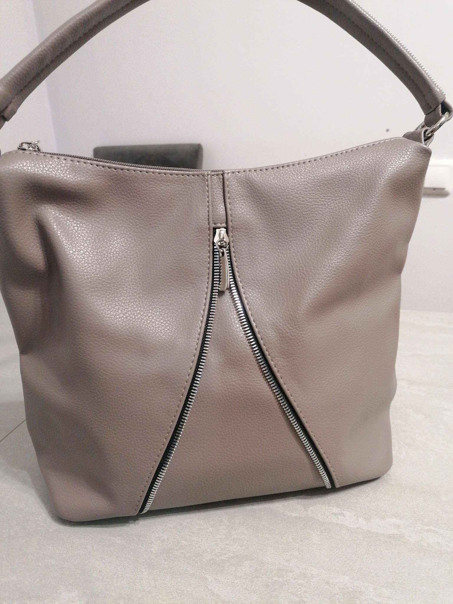 Фотография покупателя товара Сумка-мешок "Оливи" на молнии, наружный карман, цвет коричневый - Фото 3