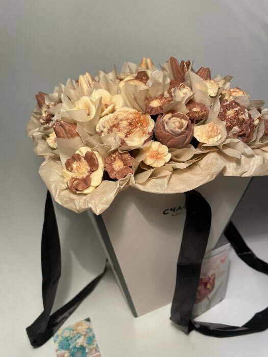 Фотография покупателя товара Коробка для цветов на лентах «Шанель», 17 х 25 х 9 см - Фото 3