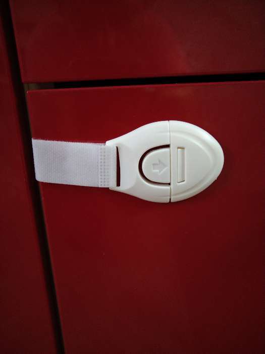 Фотография покупателя товара Блокиратор для дверей и ящиков, универсальный, на липучке, цвет белый, Крошка Я - Фото 5