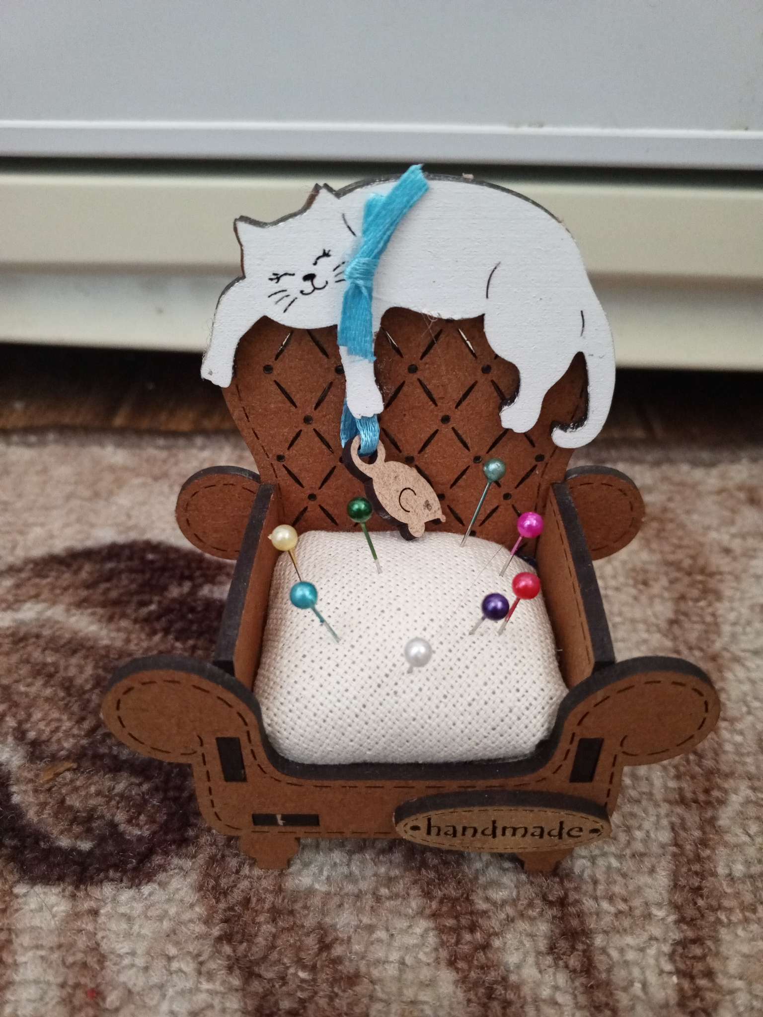 Фотография покупателя товара Игольница сувенир "Кот в кресле", МДФ, Дуб, 8,5х5х8,5 см - Фото 2
