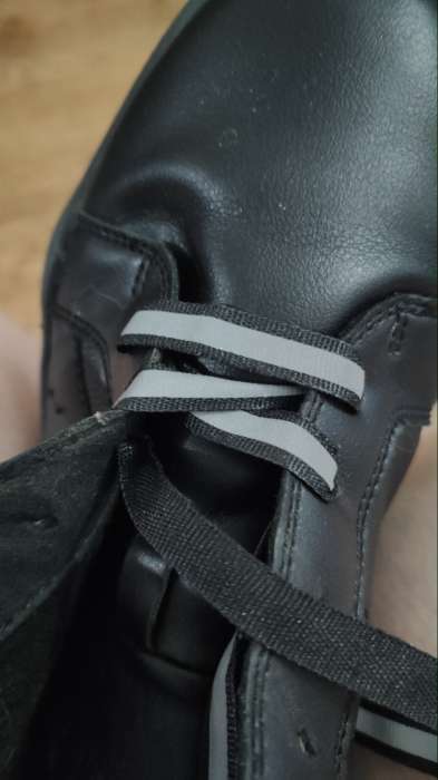 Фотография покупателя товара Шнурки для обуви, пара, плоские, со светоотражающей полосой, 10 мм, 110 см, цвет чёрный - Фото 7