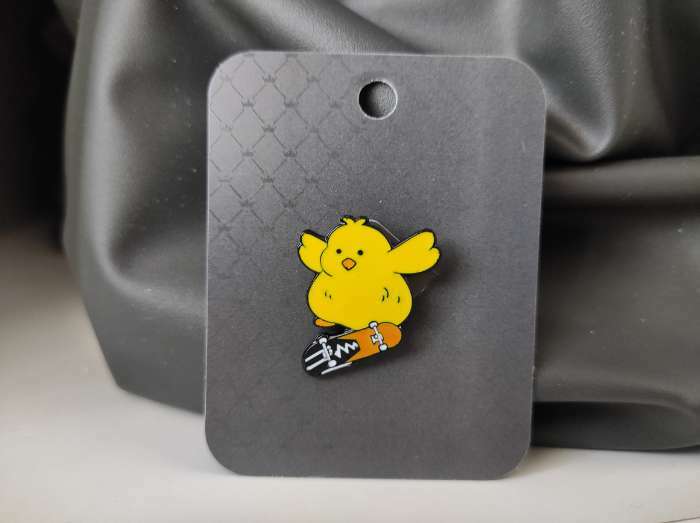 Фотография покупателя товара Значок «Цыплёнок» на скейте, цветной в чёрном металле - Фото 1