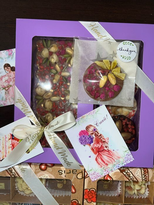 Фотография покупателя товара Коробка под 8 конфет + шоколад, с окном, сиреневая, 17,7 х 17,7 х 3,8 см - Фото 4