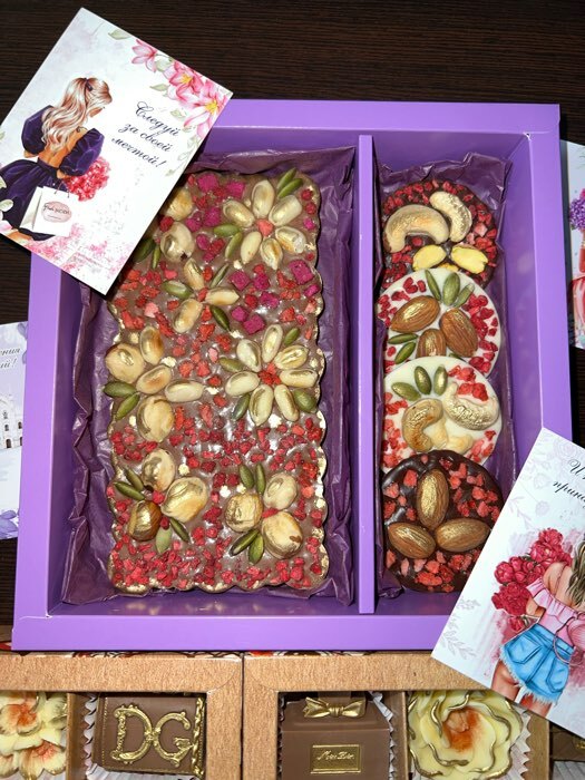 Фотография покупателя товара Коробка под 8 конфет + шоколад, с окном, сиреневая, 17,7 х 17,7 х 3,8 см - Фото 3