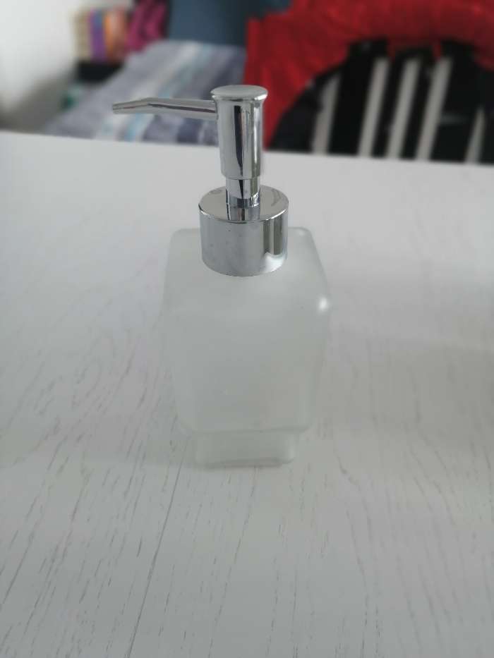 Фотография покупателя товара Дозатор для жидкого мыла «Квадро», 250 мл, стекло, матовый - Фото 3