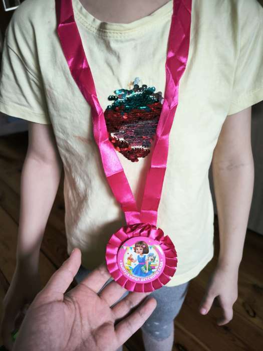 Фотография покупателя товара Медаль на ленте на Выпускной «Выпускница детского сада», d = 8 см. - Фото 3