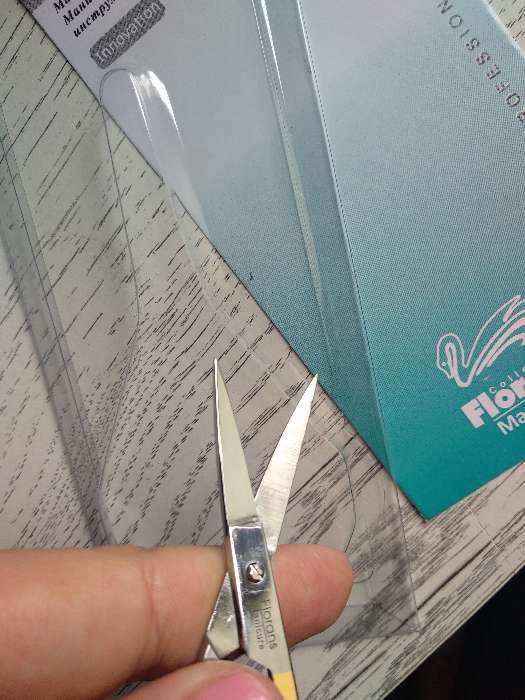 Фотография покупателя товара Ножницы маникюрные, загнутые, узкие, 10,5 см, цвет серебристый/золотистый - Фото 2