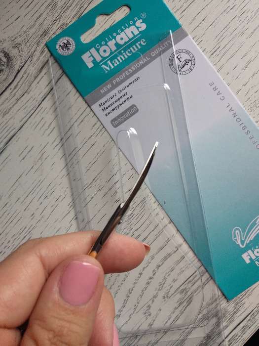 Фотография покупателя товара Ножницы маникюрные, загнутые, узкие, 10,5 см, цвет серебристый/золотистый - Фото 4