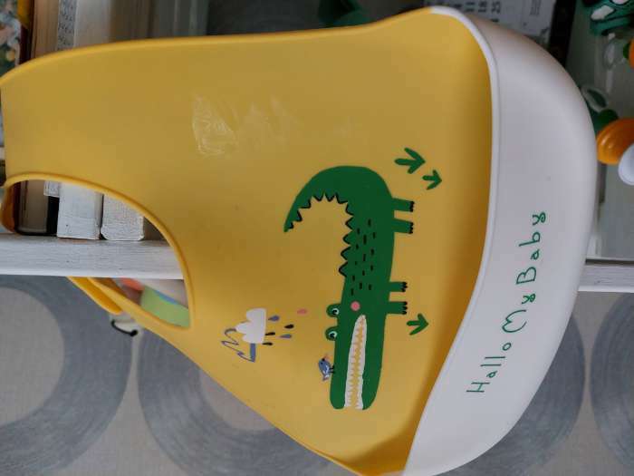 Фотография покупателя товара Нагрудник для кормления «Крокодил» силиконовый с карманом, цвет желтый/белый - Фото 1