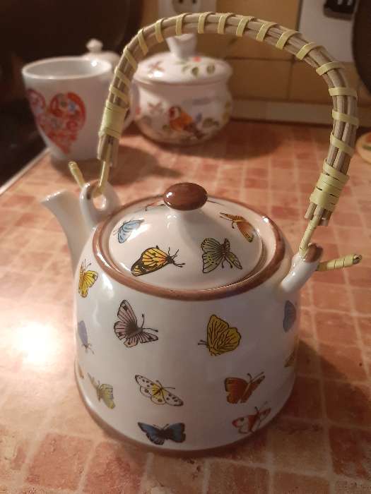 Фотография покупателя товара Чайник керамический заварочный с металлическим ситом «Бабочки», 900 мл - Фото 2