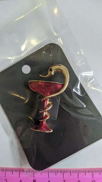Фотография покупателя товара Брошь «Змея в геральдике» знак медицины, цвет красный в золоте