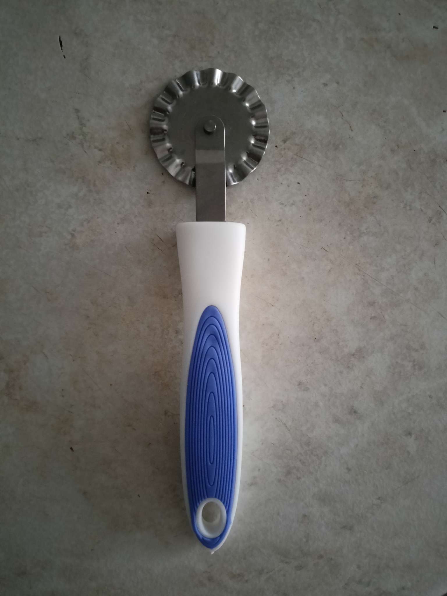 Фотография покупателя товара Нож для пиццы и теста Доляна Style, 18 см, ручка sоft-tоuch, цвет МИКС - Фото 1