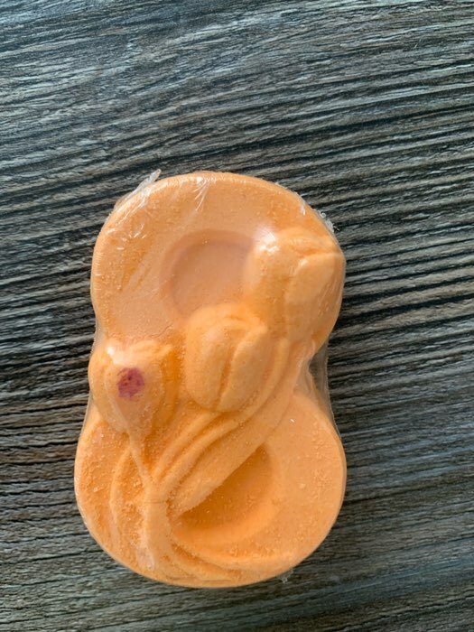 Фотография покупателя товара Бомбочка для ванны "С 8 марта с тюльпанами" с ароматом персика, оранжевая - Фото 3