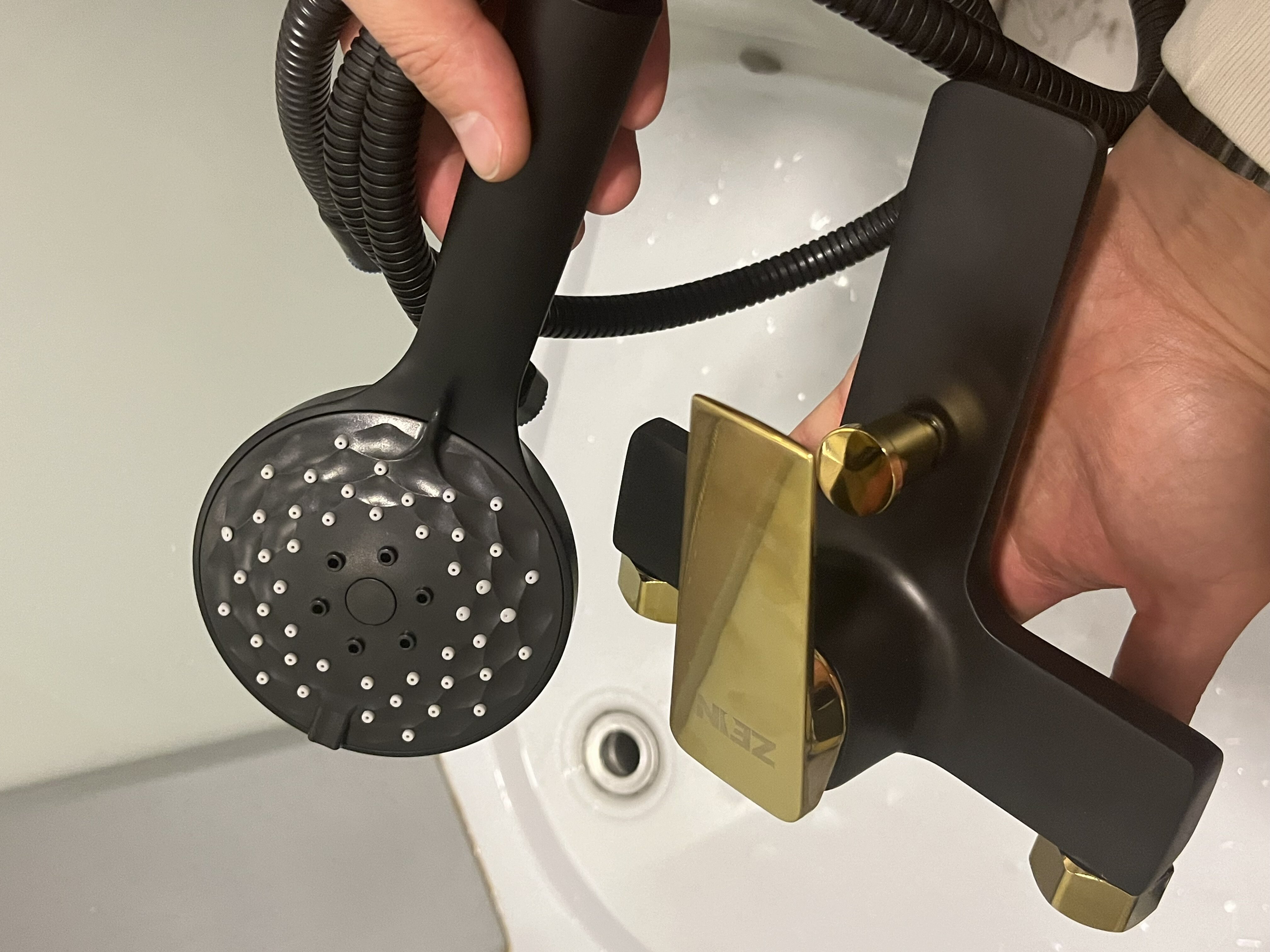Фотография покупателя товара Смеситель для ванны ZEIN Z3890, однорычажный, лейка 3 режима, шланг, держатель, черный/gold - Фото 1