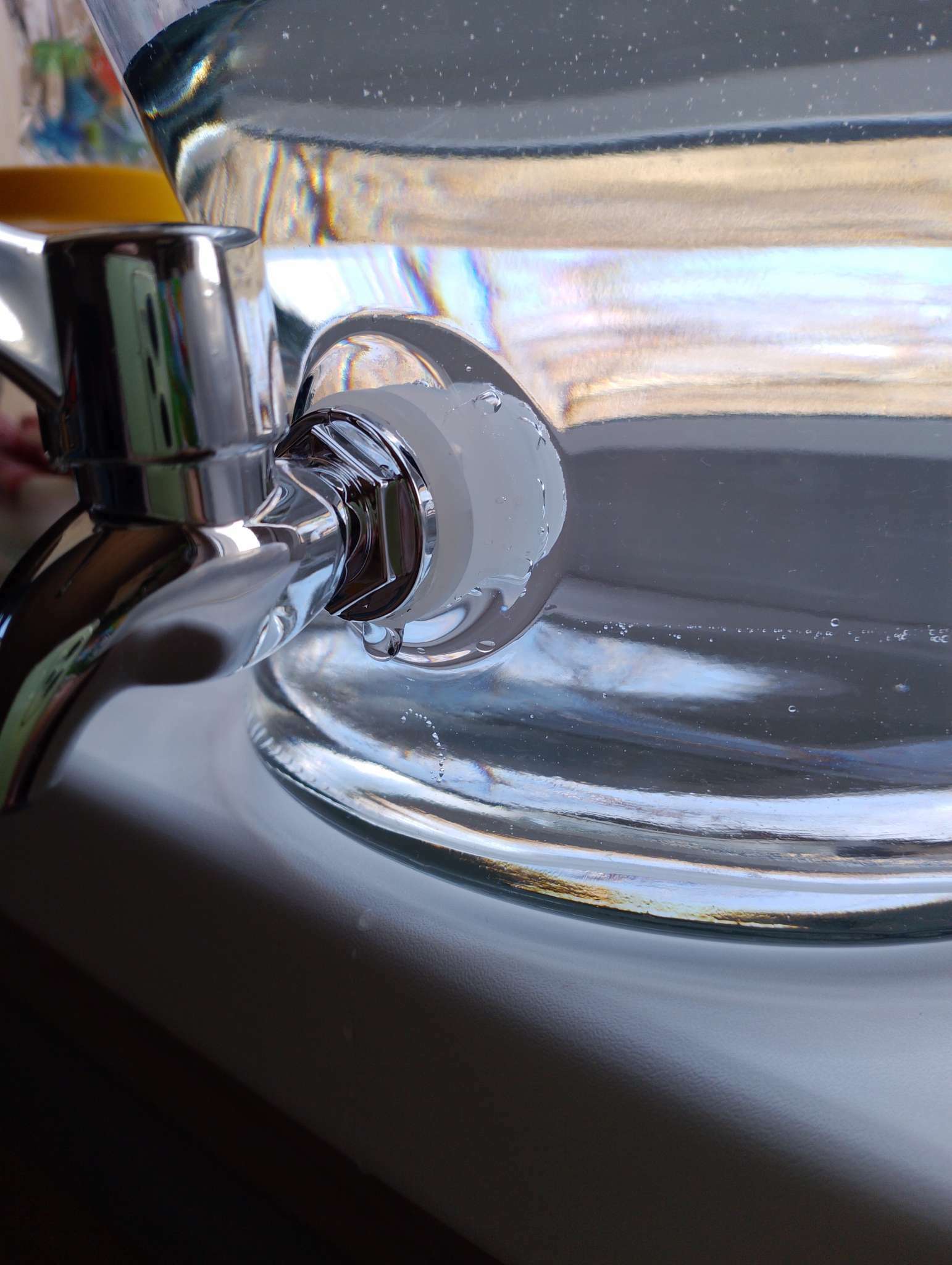 Фотография покупателя товара Диспенсер для напитков стеклянный «Классика», 5 л, 25×22×41 см - Фото 3
