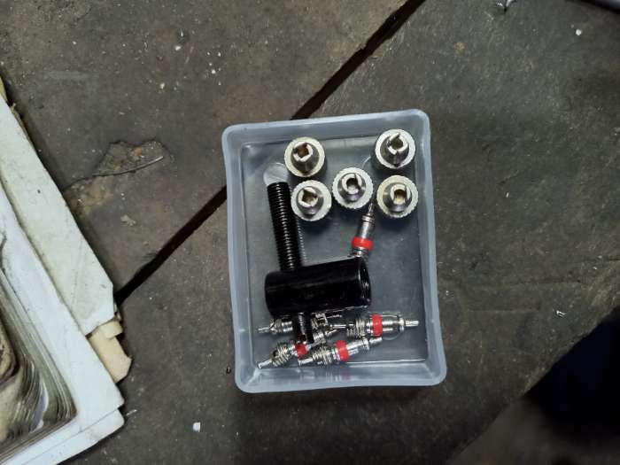 Фотография покупателя товара Набор автолюбителя №2, 5 колпачков, металл, 5 золотников коротких, ключ - Фото 1