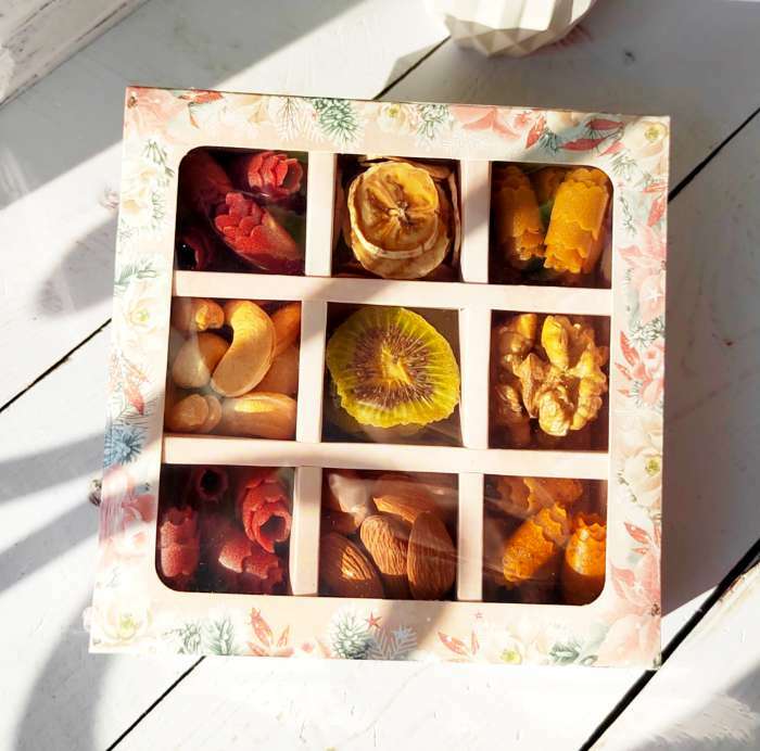 Фотография покупателя товара Коробка под 9 конфет с ячейками «Новогодняя» 14.5×14.5×3.5 см - Фото 5