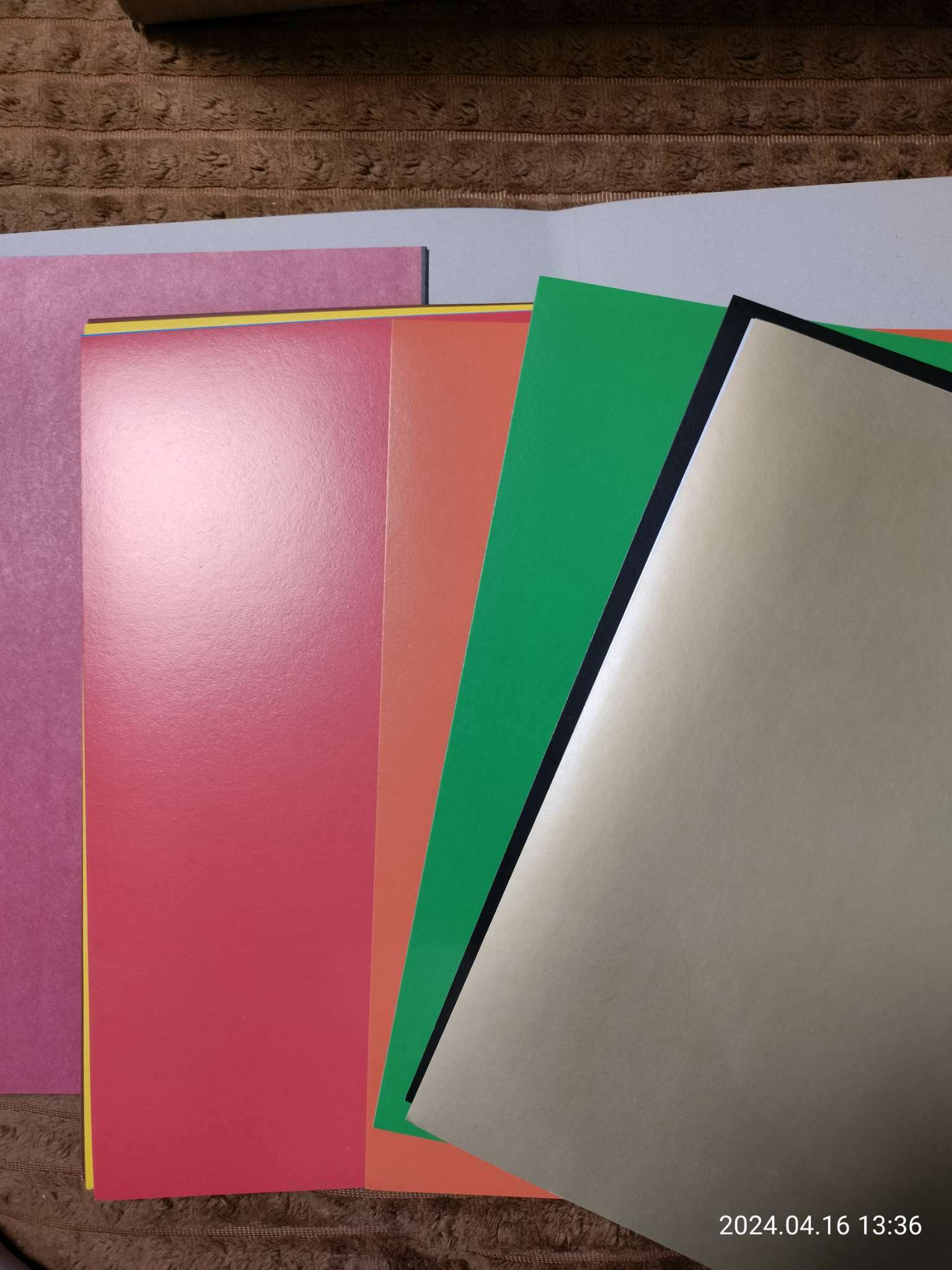 Фотография покупателя товара Набор для творчества «Трансформеры» А4: 10 л цветного одностороннего картона + 16 л цветной двусторонней бумаги - Фото 1