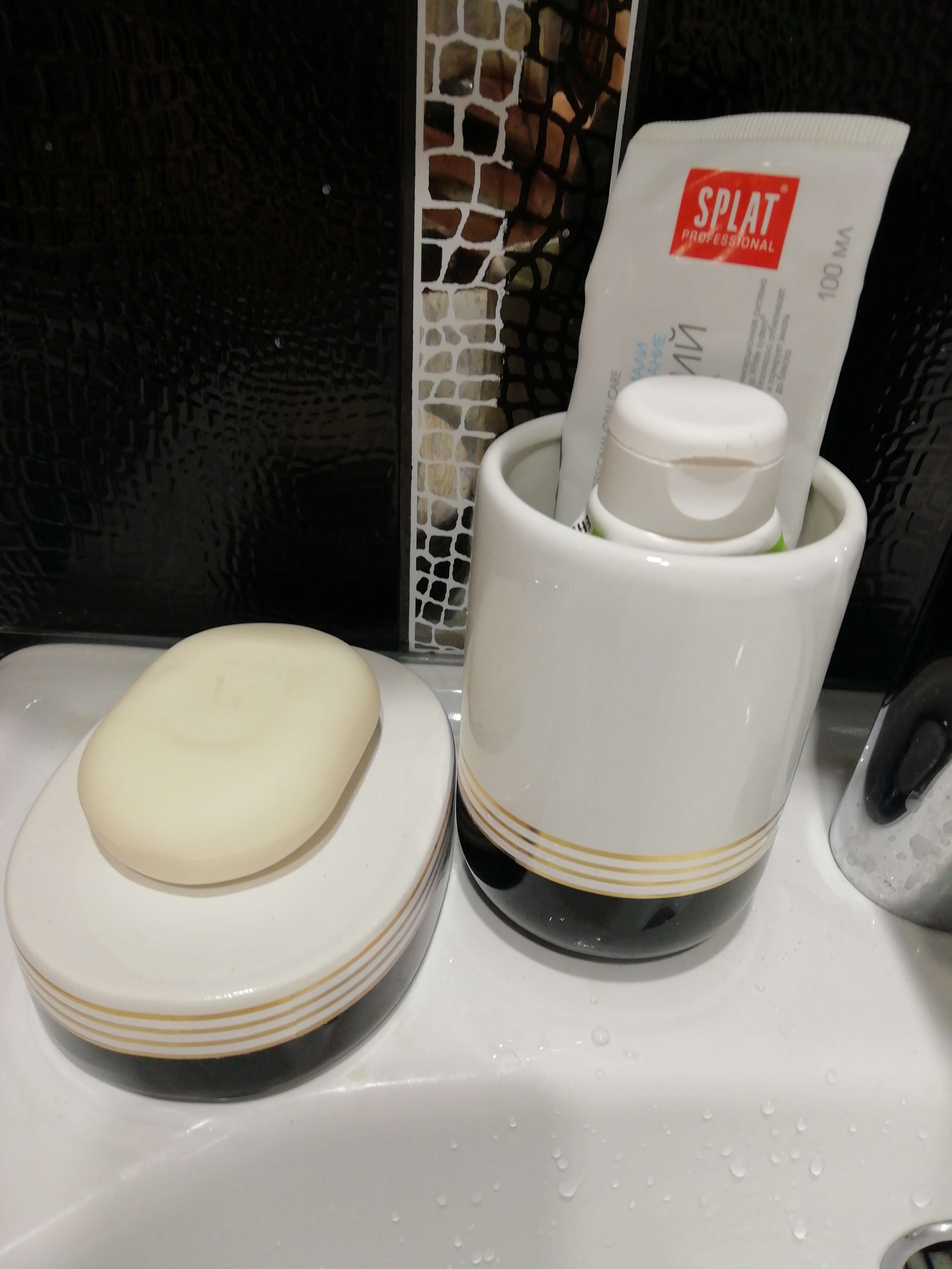 Фотография покупателя товара Аксессуары для ванной «Лили», 4 предмета: дозатор 300 мл, мыльница, 2 стакана, бело-чёрные - Фото 2