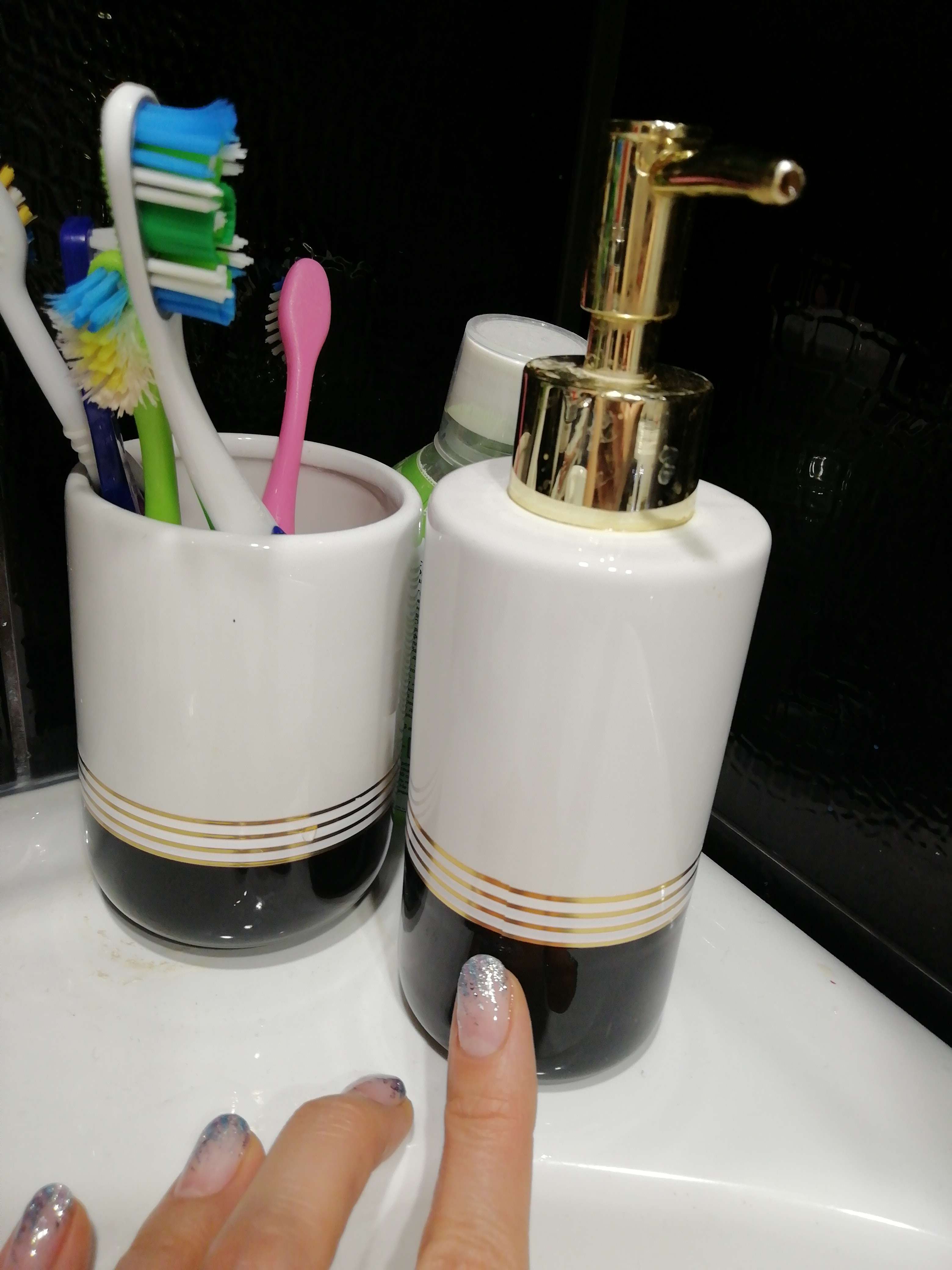 Фотография покупателя товара Аксессуары для ванной «Лили», 4 предмета: дозатор 300 мл, мыльница, 2 стакана, бело-чёрные - Фото 1