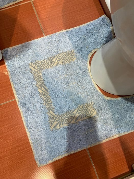 Фотография покупателя товара Набор ковриков для ванной и туалета Доляна «Вензель», 2 шт: 40×40, 40×60 см, цвет коричневый - Фото 3
