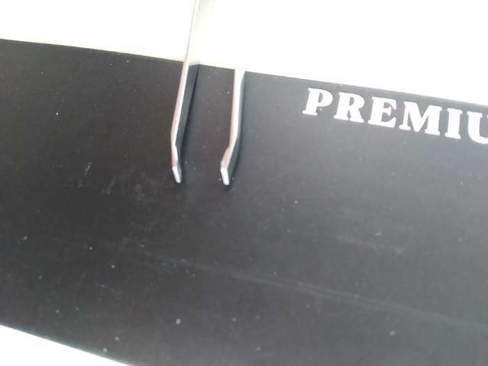 Фотография покупателя товара Пинцет «Premium» скошенный, узкий, 9 см, на блистере, цвет серебристый - Фото 3