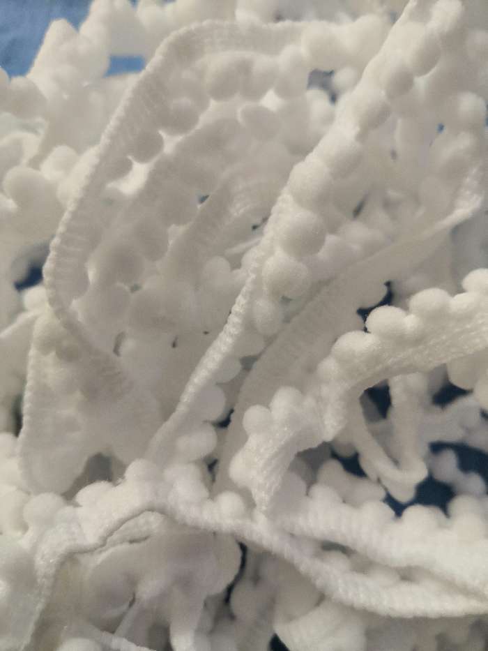 Фотография покупателя товара Тесьма декоративная с помпонами, 12 ± 2 мм, 9,1 ± 0,5 м, цвет белый