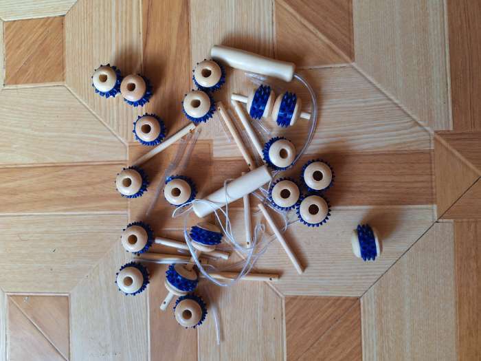 Фотография покупателя товара Массажёр-лента для спины, 10 звеньев, деревянный, с шипами, 92 × 7,5 × 3 см - Фото 3