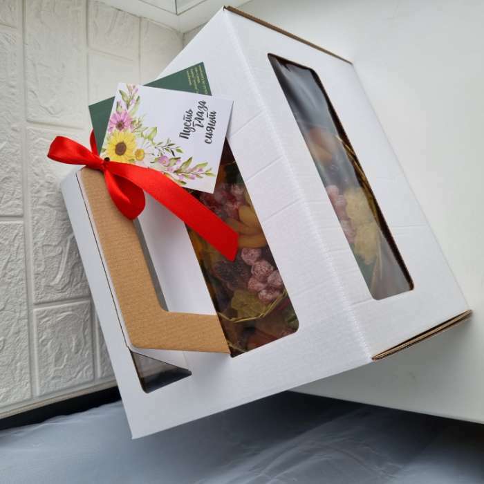 Фотография покупателя товара Коробка под торт 2 окна, с ручками, белая, + подложка 2.5 золото - белый, 28×28×20 см - Фото 17